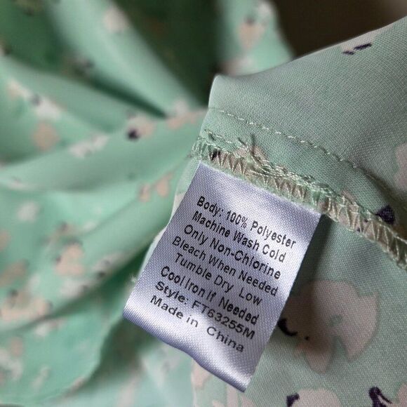 NWOT MOD BOUTIQUE FLORAL SMOCKED SHIRRED TOP SIZE LARGE - Picture 14 of 16